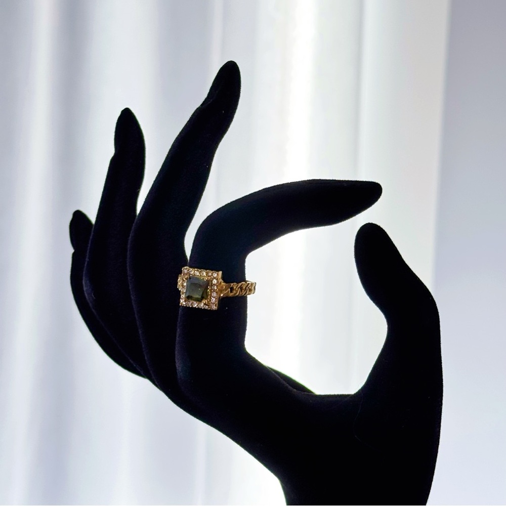 ✨Elegant 18K Gold Plated Interlock Ring with Zircon (peridot color)